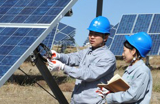 國家電網員工正在認真工作