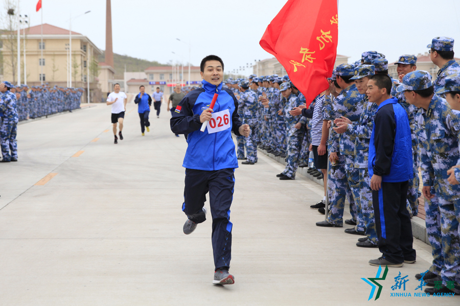 ↑資料圖片：深藍薪火杯長跑接力賽，張超跑最后一棒到達終點。