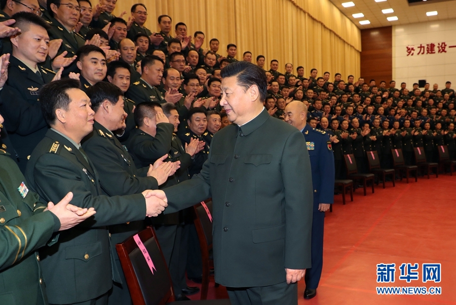 1月23日，習近平專程來到陸軍第65集團軍，深入基層連隊，看望慰問官兵，代表黨中央和中央軍委，向全軍指戰員、武警部隊官兵、民兵預備役人員致以誠摯問候和新春祝福。這是習近平親切接見駐張家口部隊師以上領導干部和團級單位主官。新華社記者李剛攝