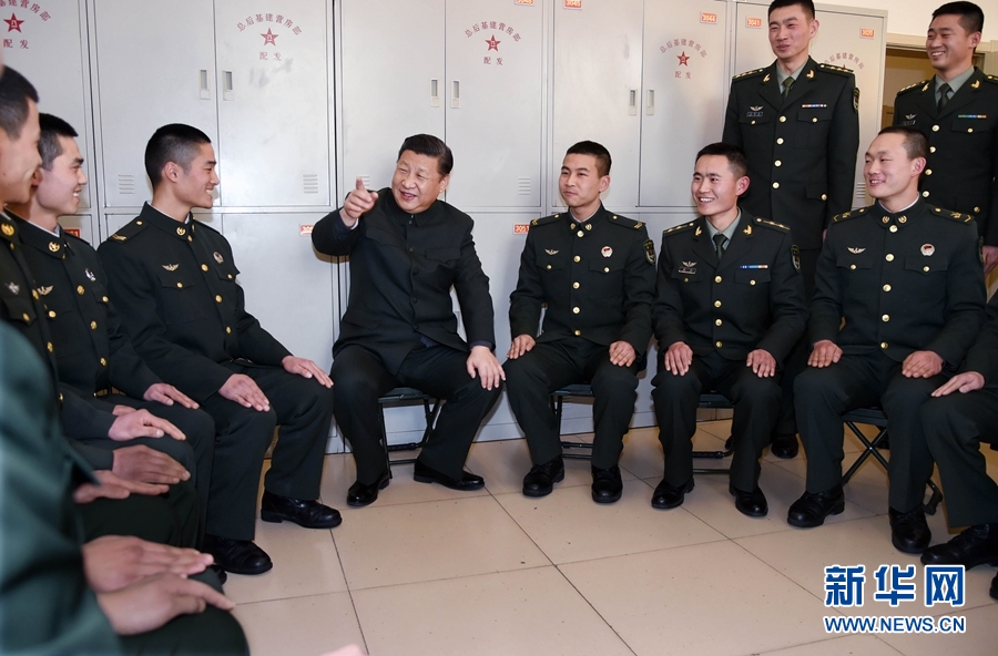 1月23日，習近平專程來到陸軍第65集團軍，深入基層連隊，看望慰問官兵，代表黨中央和中央軍委，向全軍指戰員、武警部隊官兵、民兵預備役人員致以誠摯問候和新春祝福。這是習近平在該集團軍“大功三連”同官兵親切交談。新華社記者李剛攝