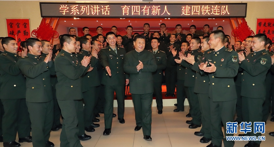 1月23日，習近平專程來到陸軍第65集團軍，深入基層連隊，看望慰問官兵，代表黨中央和中央軍委，向全軍指戰員、武警部隊官兵、民兵預備役人員致以誠摯問候和新春祝福。這是習近平在該集團軍“大功三連”同官兵在一起。新華社記者李剛攝