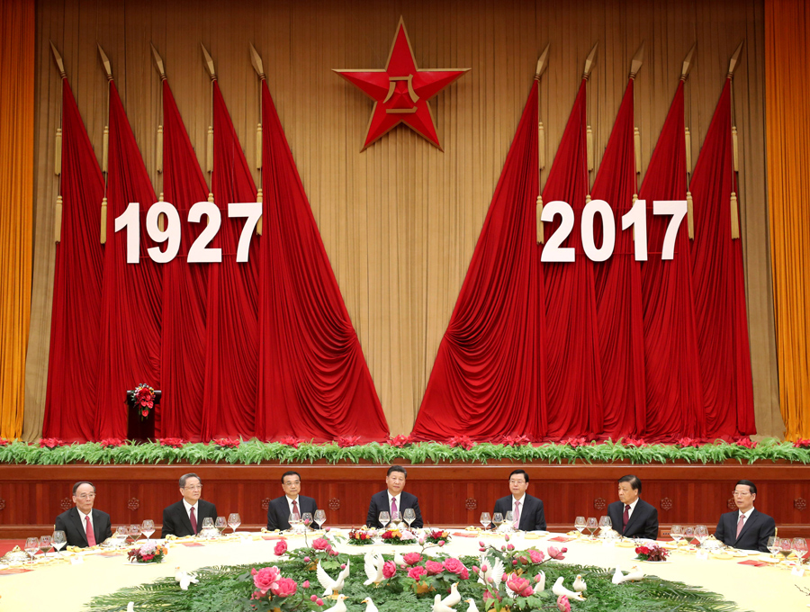 7月31日，中華人民共和國(guó)國(guó)防部在北京人民大會(huì)堂舉行盛大招待會(huì)，熱烈慶祝中國(guó)人民解放軍建軍90周年。中共中央總書記、國(guó)家主席、中央軍委主席習(xí)近平和李克強(qiáng)、張德江、俞正聲、劉云山、王岐山、張高麗等黨和國(guó)家領(lǐng)導(dǎo)人出席招待會(huì)。新華社記者 鞠鵬 攝