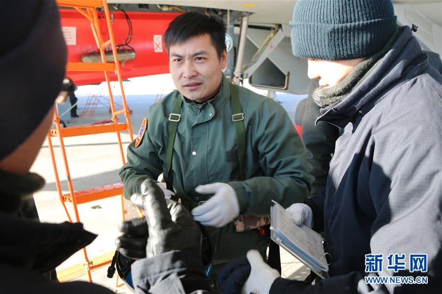 （建軍90周年·英雄·圖文互動）（2）聽，渤海灣有風(fēng)吹過來——追記海軍某艦載航空兵部隊(duì)一級飛行員張超