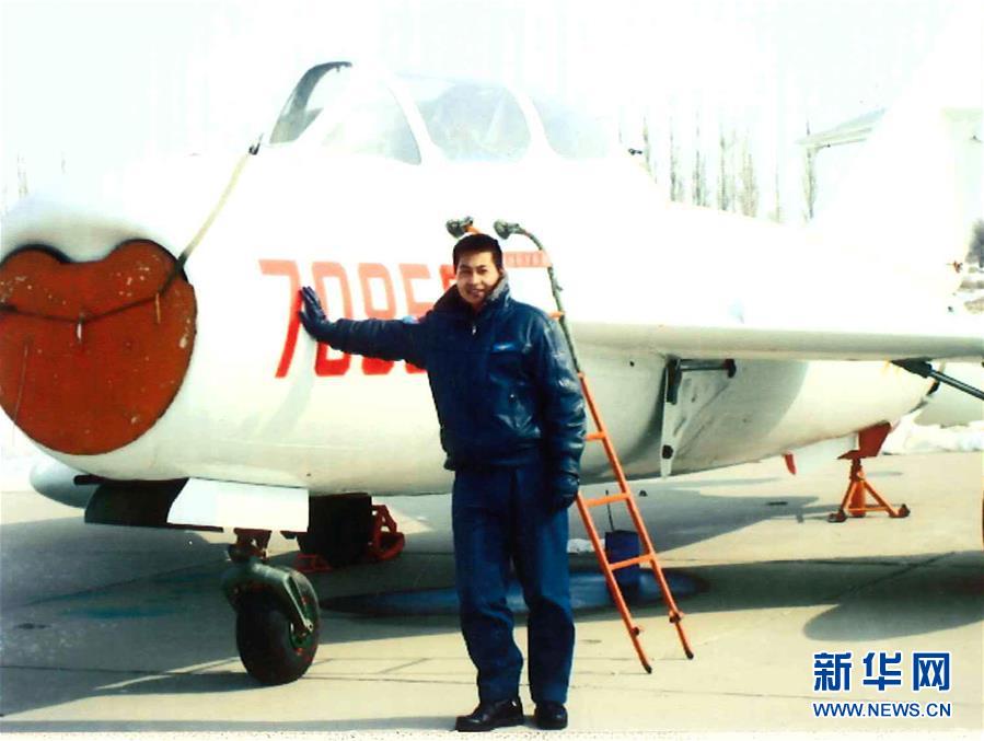 （建軍90周年·英雄·圖文互動）（3）聽，渤海灣有風(fēng)吹過來——追記海軍某艦載航空兵部隊(duì)一級飛行員張超