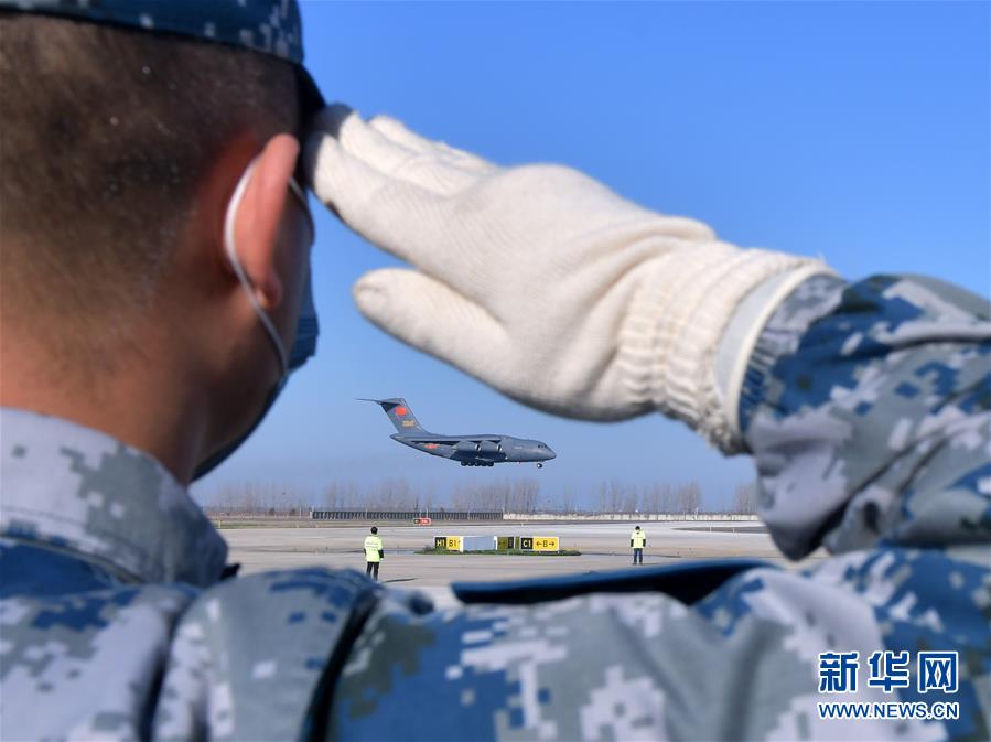（聚焦疫情防控·圖文互動）（3）空軍第四次向武漢大規?？者\醫療隊員和物資