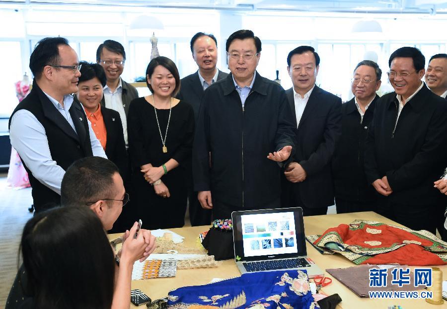 5月8日至11日，中共中央政治局常委、全國人大常委會委員長張德江在浙江調研。這是5月9日，張德江來到位于嘉興市的雅瑩服裝有限公司，了解公司的服裝設計、生產和銷售情況。新華社記者 馬占成 攝 