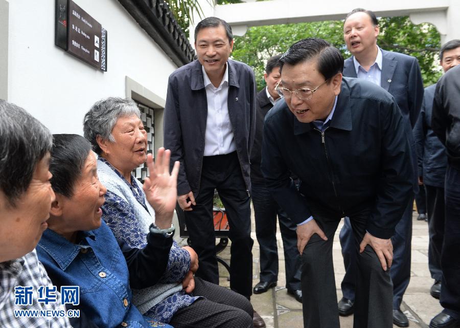 這是5月10日，張德江來到杭州市小營街道調研，并與市民親切交談。新華社記者 馬占成 攝 