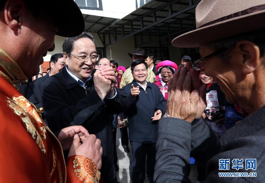 這是5月16日，俞正聲在香格里拉縣建塘鎮金龍社區與居民們親切交談。 新華社記者 劉衛兵 攝