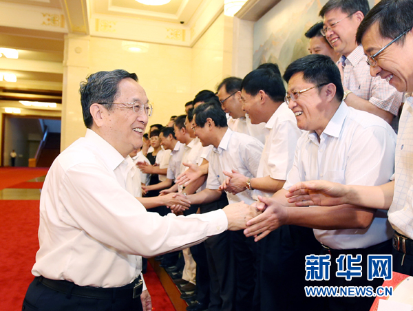 會前，俞正聲、張高麗接見援藏干部代表，向參加對口支援西藏工作的各地區(qū)各部門各單位和廣大援藏干部表示誠摯問候。新華社記者 姚大偉 攝