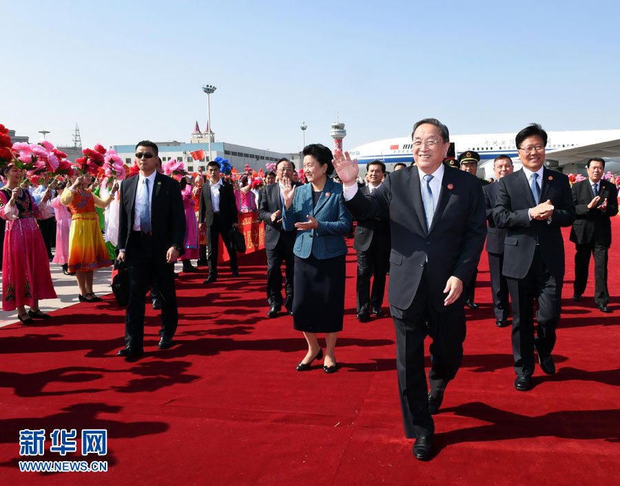  9月25日，以中共中央政治局常委、全國政協(xié)主席俞正聲為團(tuán)長(zhǎng)的中央代表團(tuán)飛抵烏魯木齊，出席新疆維吾爾自治區(qū)成立60周年慶祝活動(dòng)。新華社記者 饒愛民 攝