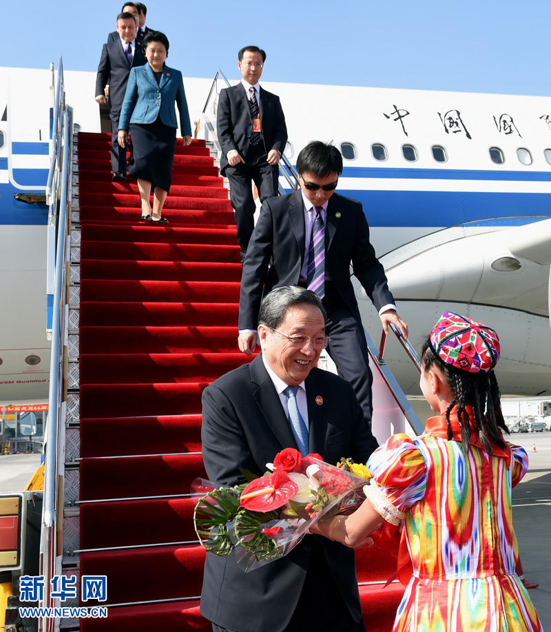 9月25日，以中共中央政治局常委、全國政協(xié)主席俞正聲為團(tuán)長(zhǎng)的中央代表團(tuán)飛抵烏魯木齊，出席新疆維吾爾自治區(qū)成立60周年慶祝活動(dòng)。新華社記者 饒愛民 攝
