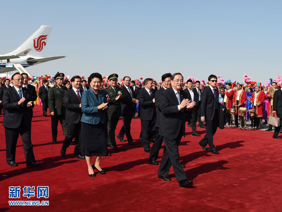 9月25日，以中共中央政治局常委、全國政協(xié)主席俞正聲為團(tuán)長(zhǎng)的中央代表團(tuán)飛抵烏魯木齊，出席新疆維吾爾自治區(qū)成立60周年慶祝活動(dòng)。新華社記者 高潔 攝