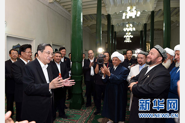 9月26日，中共中央政治局常委、全國政協(xié)主席、中央代表團(tuán)團(tuán)長俞正聲率中央代表團(tuán)部分成員赴喀什看望各族干部群眾。這是俞正聲等來到喀什市艾提尕爾清真寺，與喀什地區(qū)宗教人士代表交流。新華社記者 饒愛民 攝  