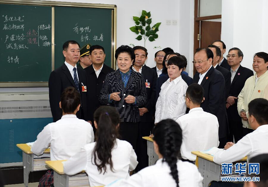 9月27日，中共中央政治局委員、國務院副總理、中央代表團副團長劉延東率中央代表團分團，帶著黨中央、國務院的親切關懷和全國各族人民的深切情誼，來到和田地區、阿克蘇地區慰問各族干部群眾，并祝賀大家中秋節快樂。這是劉延東視察對口援建的和田天津中學。新華社記者 張領 攝