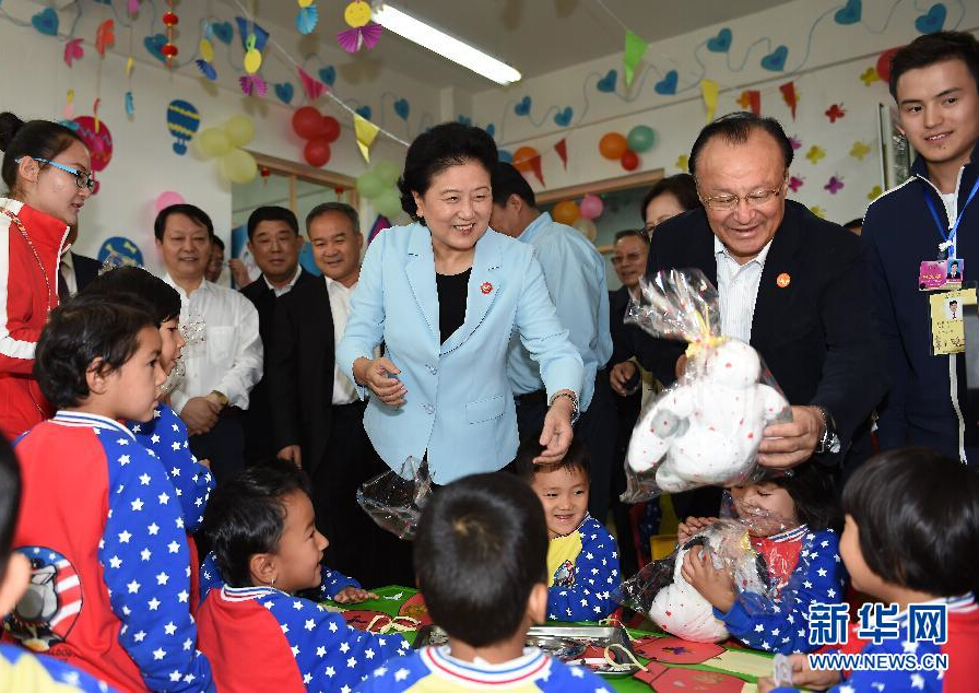 9月27日，中共中央政治局委員、國務院副總理、中央代表團副團長劉延東率中央代表團分團，帶著黨中央、國務院的親切關懷和全國各族人民的深切情誼，來到和田地區、阿克蘇地區慰問各族干部群眾，并祝賀大家中秋節快樂。這是劉延東在阿克蘇市“雙語”幼兒園與孩子們在一起。新華社記者 張領 攝