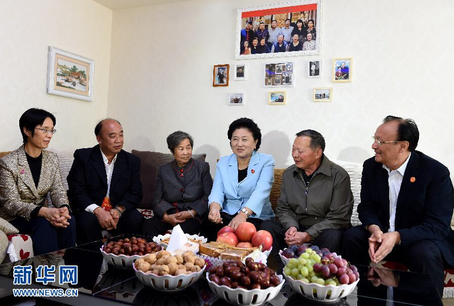 9月27日，中共中央政治局委員、國務院副總理、中央代表團副團長劉延東率中央代表團分團，帶著黨中央、國務院的親切關懷和全國各族人民的深切情誼，來到和田地區、阿克蘇地區慰問各族干部群眾，并祝賀大家中秋節快樂。這是劉延東來到新疆生產建設兵團第一師五團團場退休職工包春祥家中慰問。新華社記者 張領 攝