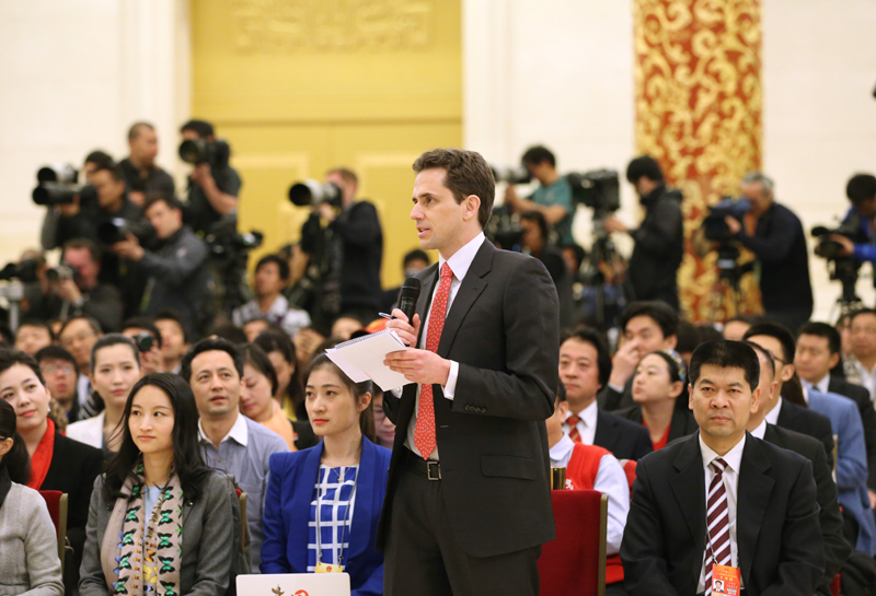 3月15日，國務院總理李克強在北京人民大會堂與中外記者見面，并回答記者提問。這是一位記者在提問。 新華社記者 劉衛(wèi)兵攝