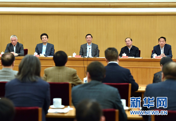 4月8日，中共中央政治局委員、中央書記處書記、中宣部部長劉奇葆在北京同講好中國故事專家學者、文化交流使者研討班學員座談。 新華社記者李濤 攝