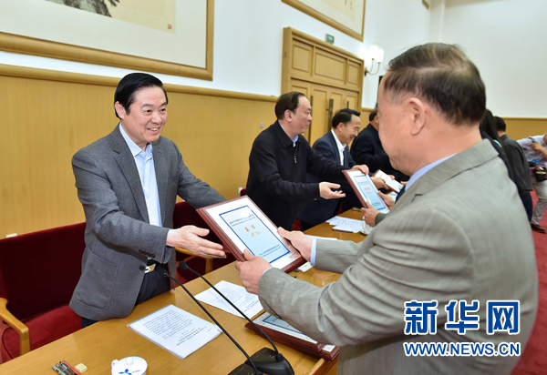 4月8日，中共中央政治局委員、中央書記處書記、中宣部部長劉奇葆在北京同講好中國故事專家學者、文化交流使者研討班學員座談。這是劉奇葆在座談會上向獲得講好中國故事文化交流使者稱號的代表頒發(fā)證書。新華社記者 李濤 攝