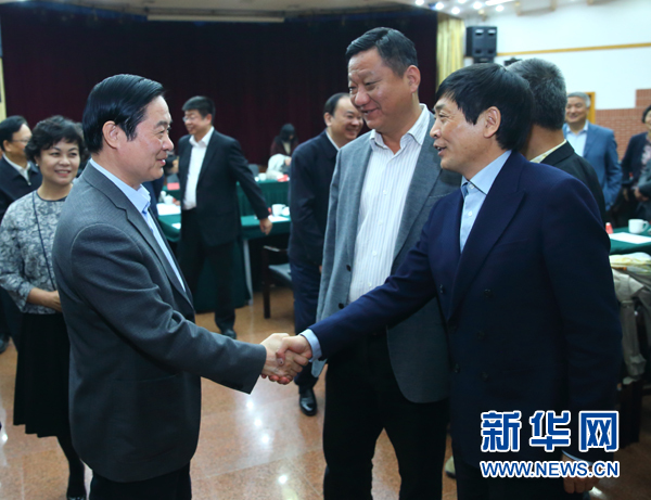 4月12日，中共中央政治局委員、中央書記處書記、中宣部部長劉奇葆在北京出席“走向世界的中國兒童文學(xué)”座談會并講話。這是座談會后，劉奇葆與國際安徒生獎獲得者、兒童文學(xué)作家曹文軒握手。新華社記者丁海濤攝