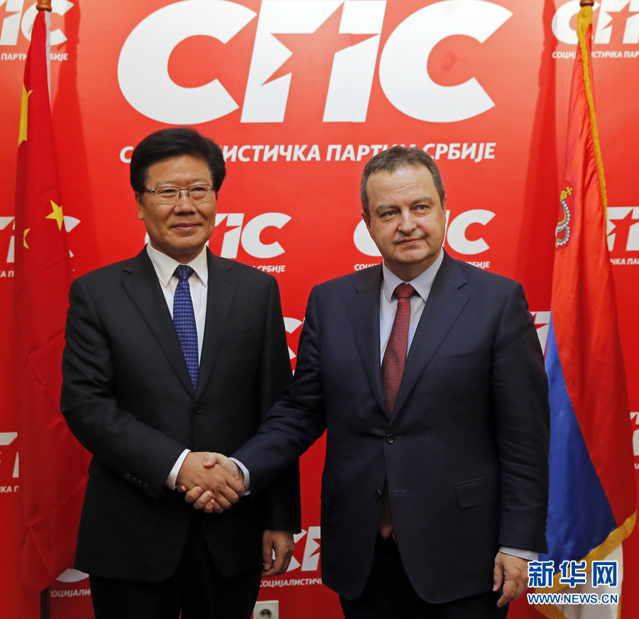 4月13日，中共中央政治局委員、中央黨的建設工作領導小組副組長張春賢（左）在塞爾維亞貝爾格萊德會見塞社會黨主席、政府第一副總理兼外長達契奇。新華社發（普雷德拉格·米洛薩夫列維奇攝）