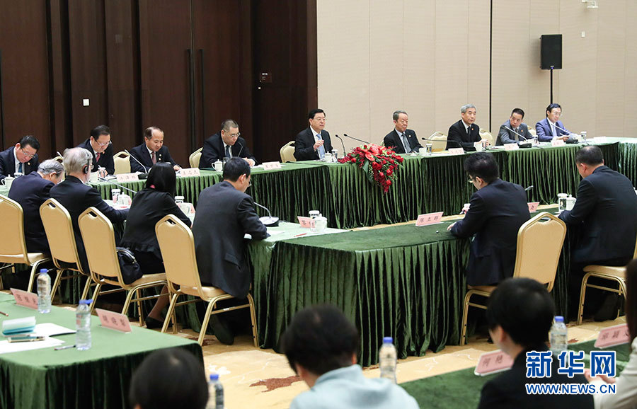 5月8日至10日，中共中央政治局常委、全國人大常委會委員長張德江視察澳門特別行政區。這是5月10日，張德江與教育工作者和學生代表座談。新華社記者 龐興雷 攝