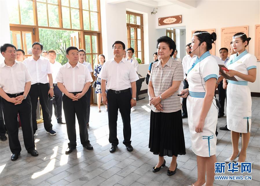 6月25日，全國民族團結(jié)進步創(chuàng)建經(jīng)驗交流現(xiàn)場會在內(nèi)蒙古興安盟召開，中共中央政治局委員、國務(wù)院副總理劉延?xùn)|出席會議并講話。在內(nèi)蒙古期間，劉延?xùn)|考察內(nèi)蒙古人民代表會議舊址即“五一會址”，深入社區(qū)看望各族干部群眾。這是劉延?xùn)|考察“五一會址”。新華社記者 陳曄華 攝