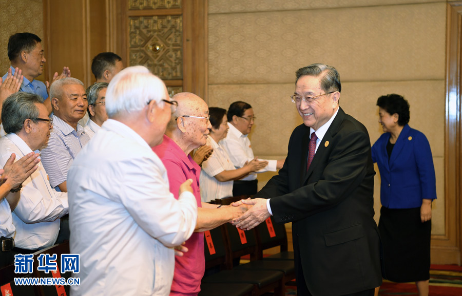 8月7日，中共中央政治局常委、全國政協(xié)主席、中央代表團(tuán)團(tuán)長俞正聲在內(nèi)蒙古新城賓館會(huì)見內(nèi)蒙古自治區(qū)離退休老同志和各族各界群眾代表，并與他們合影留念。新華社記者 張領(lǐng) 攝