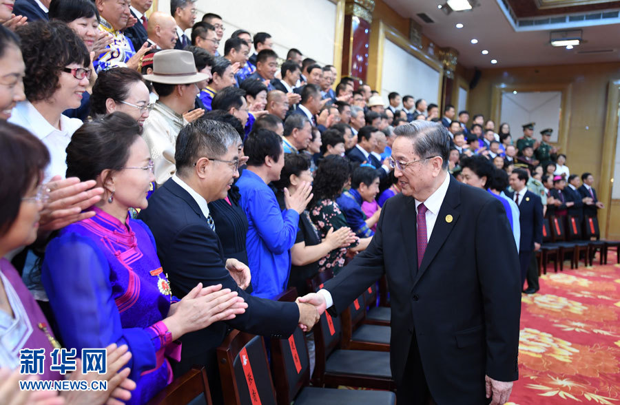 8月7日，中共中央政治局常委、全國政協(xié)主席、中央代表團(tuán)團(tuán)長俞正聲在內(nèi)蒙古新城賓館會(huì)見內(nèi)蒙古自治區(qū)離退休老同志和各族各界群眾代表，并與他們合影留念。新華社記者 張領(lǐng) 攝
