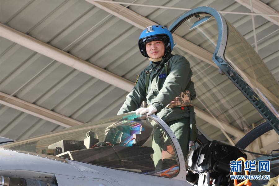 （建軍90周年·英雄·圖文互動）（1）聽，渤海灣有風吹過來——追記海軍某艦載航空兵部隊一級飛行員張超