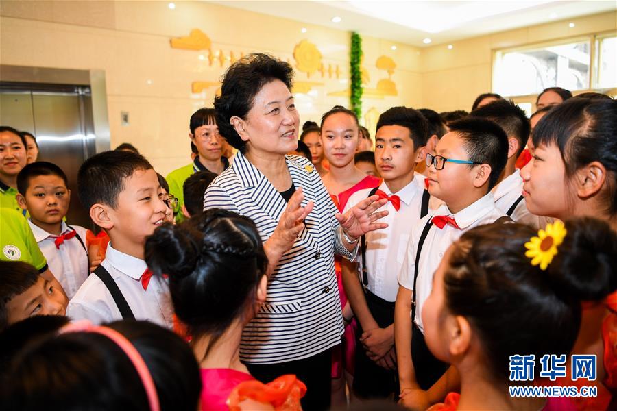 8月10日，中共中央政治局委員、國務(wù)院副總理、中央代表團(tuán)副團(tuán)長劉延?xùn)|率中央代表團(tuán)二分團(tuán)來到呼倫貝爾，把以習(xí)近平同志為核心的黨中央的親切關(guān)懷和全國人民的美好祝福帶給當(dāng)?shù)馗髯甯刹咳罕姟＿@是劉延?xùn)|在呼倫貝爾市兒童福利院與孩子們在一起。新華社記者 連振 攝