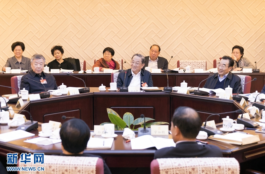 10月30日，政協(xié)第十二屆全國(guó)委員會(huì)常務(wù)委員會(huì)第二十三次會(huì)議舉行分組討論，與會(huì)人員圍繞深入學(xué)習(xí)貫徹中共十九大精神認(rèn)真討論，積極建言獻(xiàn)策。全國(guó)政協(xié)主席俞正聲參加討論。新華社記者 丁海濤 攝