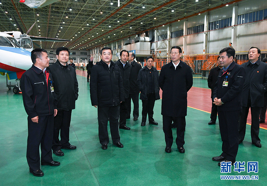 11月14日至15日，國務(wù)院副總理張高麗在黑龍江調(diào)研。這是11月14日，張高麗到哈爾濱飛機工業(yè)集團有限責(zé)任公司了解國有老企業(yè)轉(zhuǎn)型升級情況。 新華社記者 高潔 攝