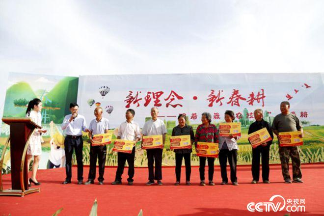 愛心企業(yè)與貧困農(nóng)戶結(jié)對(duì)子、送肥料