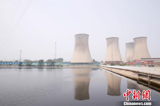 按照規(guī)劃，位于首鋼園區(qū)內(nèi)的滑雪大跳臺(tái)建成后將成為世界首例永久保留和使用的單板大跳臺(tái)場(chǎng)地。圖為單板大跳臺(tái)選址所在地。　韓海丹 攝