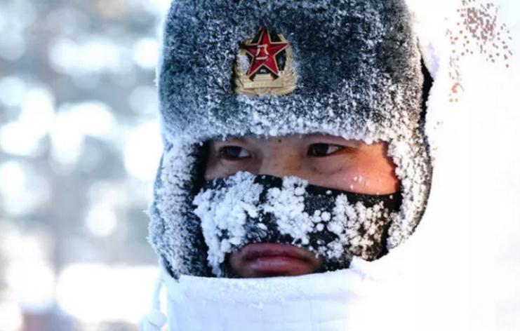 2018年2月5日，駐守在漠河縣北極村的北部戰區陸軍某部官兵在執勤（來源：新華社）