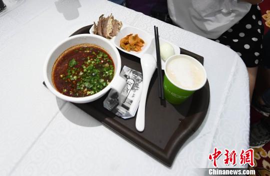 圖為“環(huán)西部火車游Y667/8次”列車上推出蘭州牛肉面套餐，套餐38元，有一碗牛肉面、一碟牛肉、一個雞蛋、一份小菜、一份甜胚子。　楊艷敏 攝