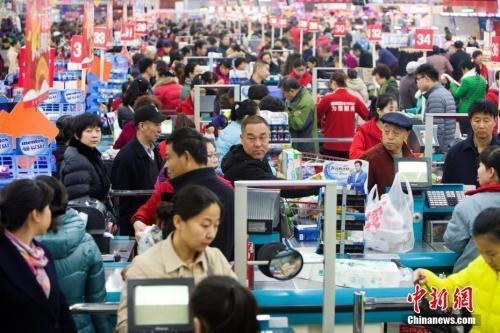 資料圖：民眾購(gòu)買生活用品。張?jiān)?攝