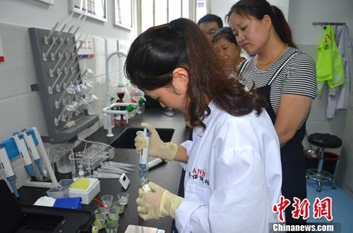 資料圖：工作人員根據(jù)消費(fèi)者要求現(xiàn)場(chǎng)檢驗(yàn)，共筑食品安全。<a target='_blank' ><p  align=