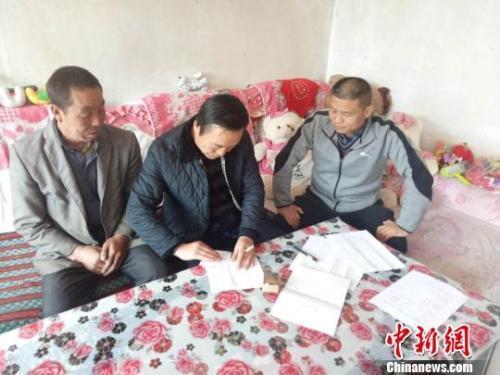 資料圖：圖為扶貧隊伍進貧困戶里，給貧困戶宣講政策?！＄娦?攝