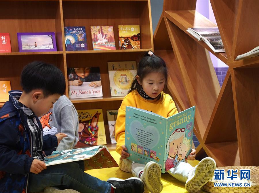 （新華全媒頭條·兩會精神看落實(shí)·圖文互動）（2）把握時代脈搏　聆聽時代聲音——落實(shí)全國兩會精神堅定文化自信述評