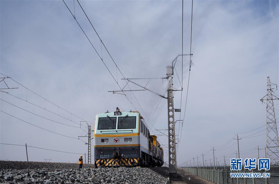 (新華全媒頭條·壯麗70年·奮斗新時(shí)代·圖文互動(dòng))(2)開(kāi)拓雪域高原的夢(mèng)想之路——來(lái)自青藏鐵路的蹲點(diǎn)報(bào)告