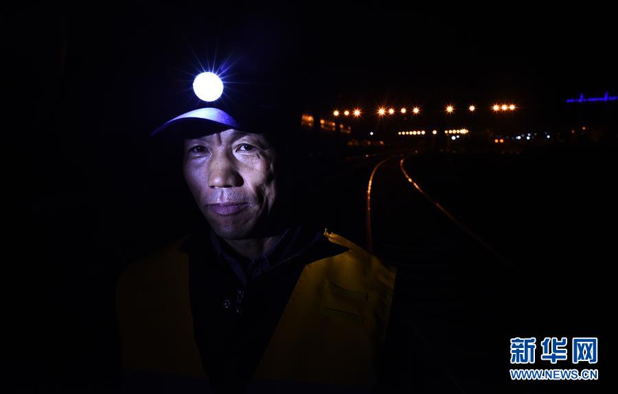 (新華全媒頭條·壯麗70年·奮斗新時(shí)代·圖文互動(dòng))(9)開(kāi)拓雪域高原的夢(mèng)想之路——來(lái)自青藏鐵路的蹲點(diǎn)報(bào)告