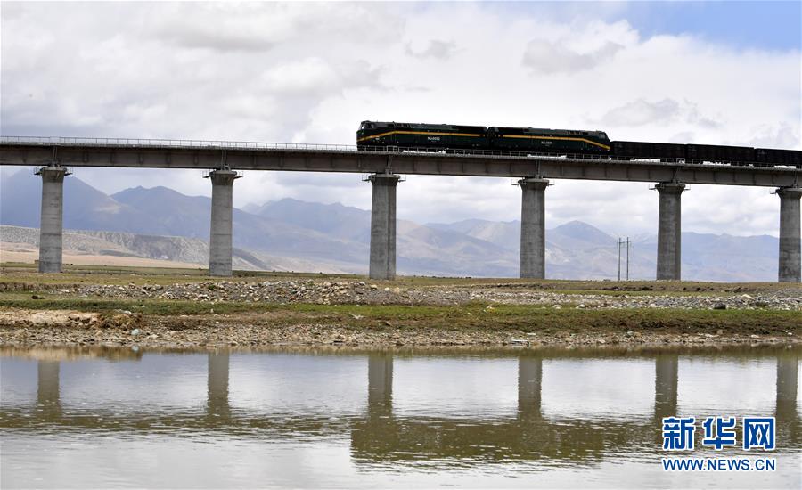 (新華全媒頭條·壯麗70年·奮斗新時(shí)代·圖文互動(dòng))(16)開(kāi)拓雪域高原的夢(mèng)想之路——來(lái)自青藏鐵路的蹲點(diǎn)報(bào)告