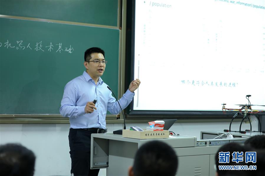 （圖文互動）（1）心懷藍天　逐夢云霄——記天津大學教授、一飛智控創始人齊俊桐
