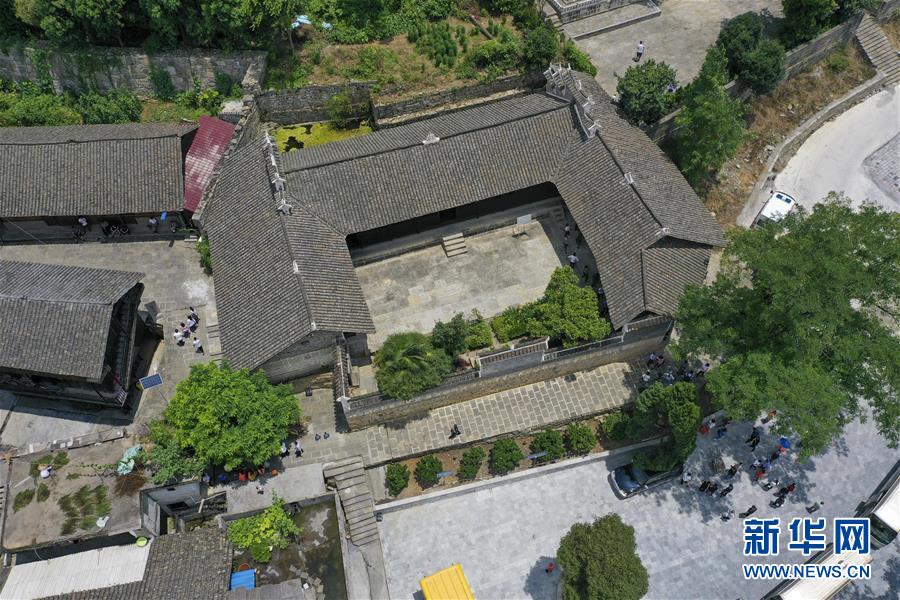 （壯麗70年·奮斗新時(shí)代——記者再走長征路·圖文互動）（2）手捧棉被憶紅軍：走了那么多年，我們都念他們的好