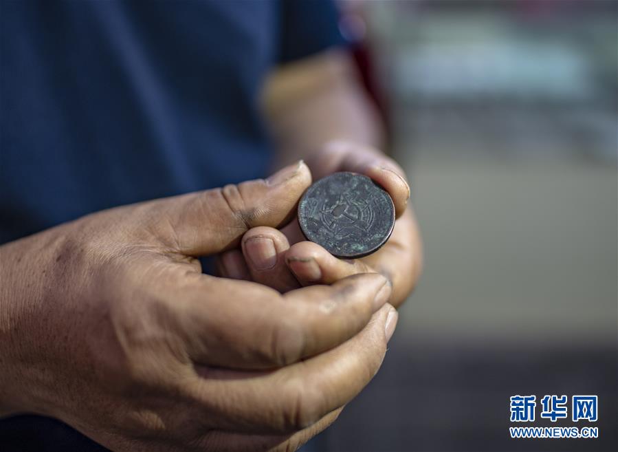（壯麗70年·奮斗新時(shí)代——記者再走長征路·圖文互動(dòng)）（4）赤子心紅色情——潘庭宏的紅色收藏之路