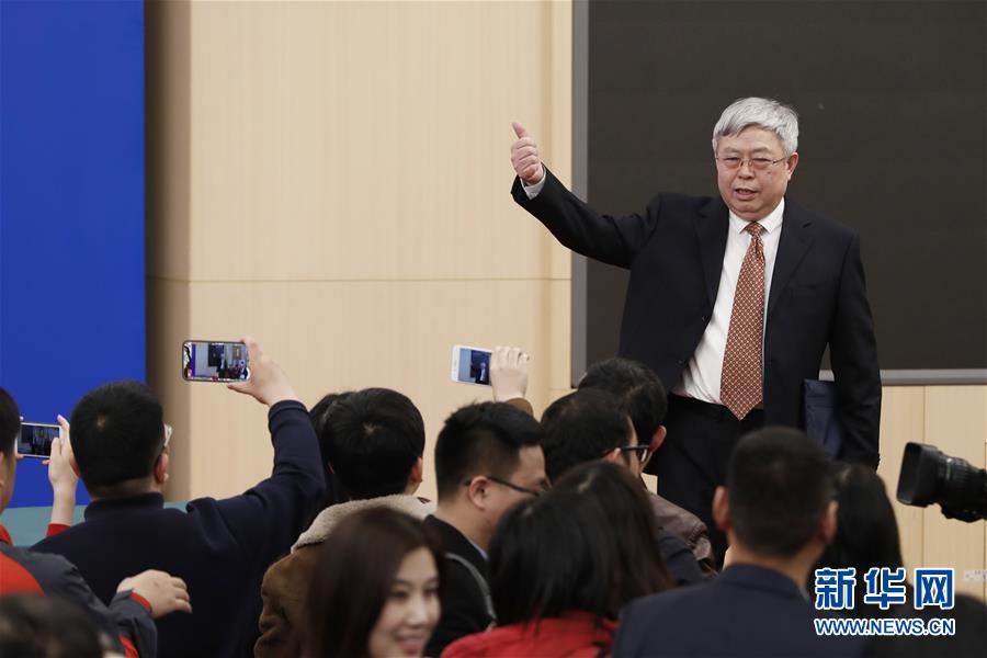 （兩會(huì)·XHDW）（6）國(guó)務(wù)院扶貧辦主任劉永富就“攻堅(jiān)克難——堅(jiān)決打贏脫貧攻堅(jiān)戰(zhàn)”答記者問