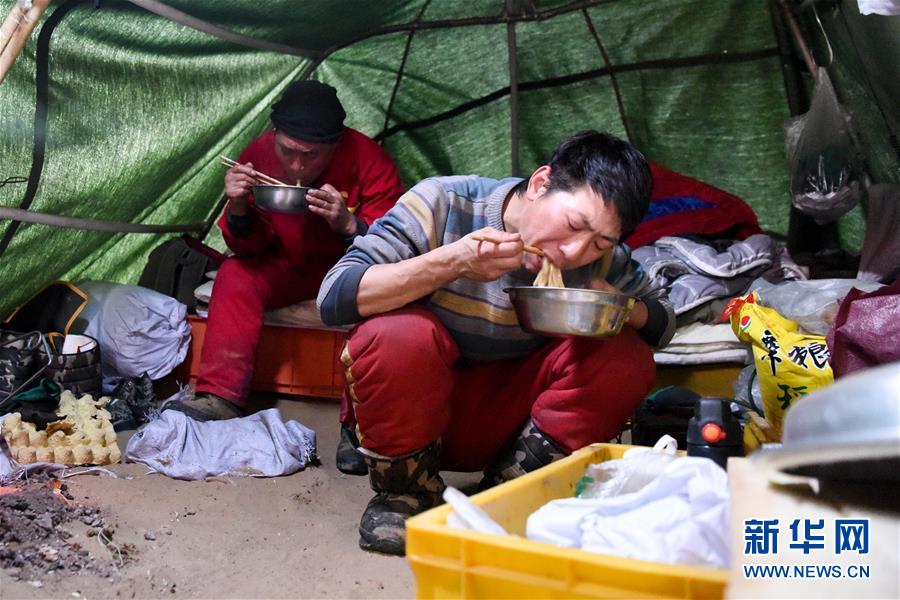 （新春走基層·圖文互動）（6）大漠中，一頂帳篷守歲五年