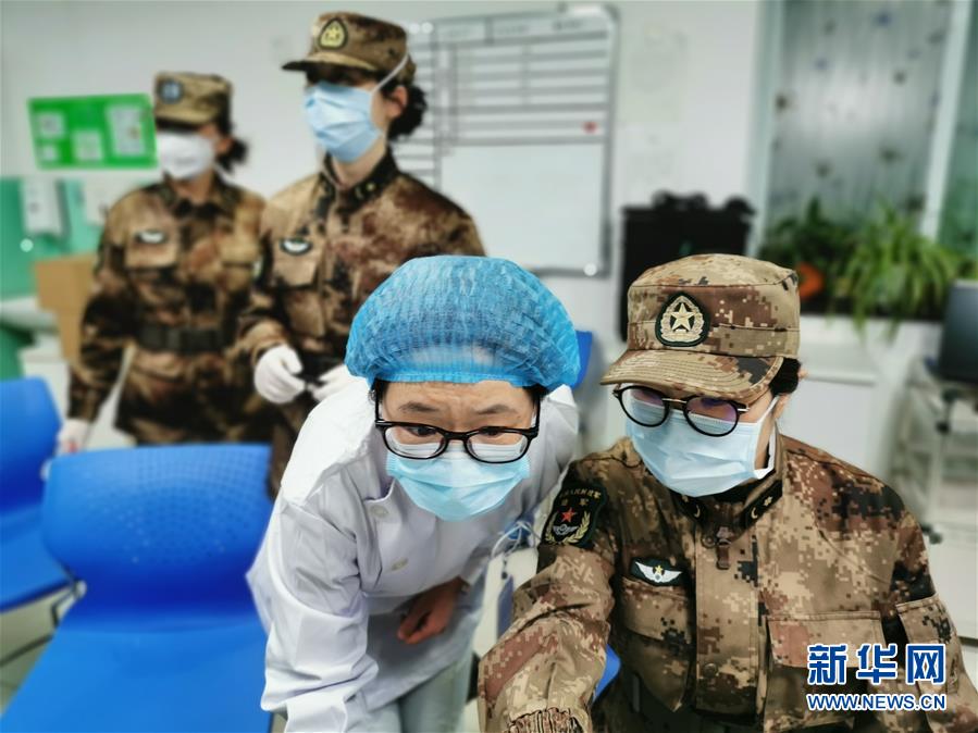 （新華全媒頭條·圖文互動）（7）新華社評論員：危難時刻，黨員干部要挺身而出——論堅(jiān)決打贏疫情防控阻擊戰(zhàn)